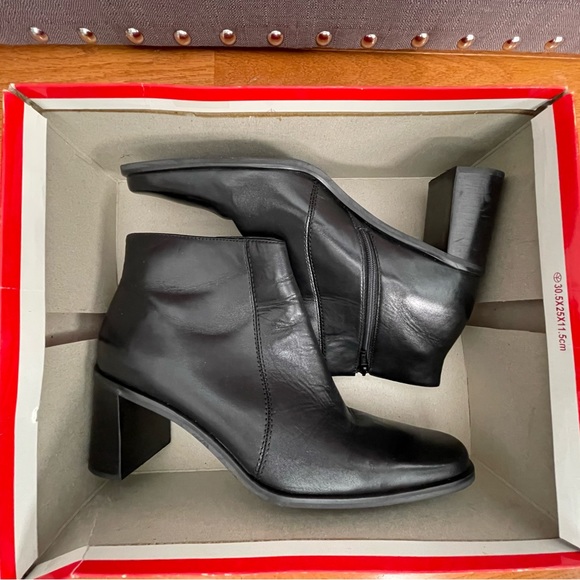 Aerosols Ankle Boots - Picture 2 of 3